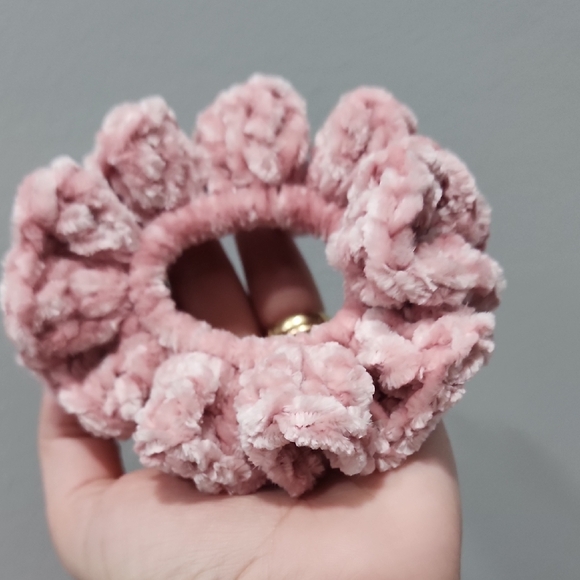 yarnovermarie Accessories - Quiet Pink Scrunchy